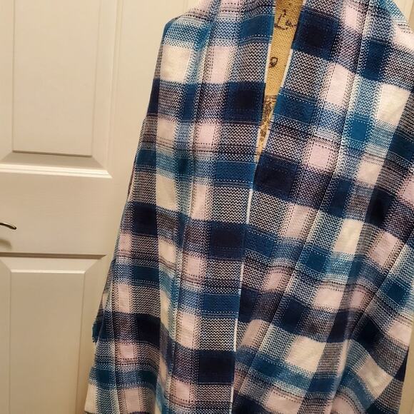 Gap Blue White Warm comfy plaid fringed scarf wrap new!!!! - Picture 2 of 4